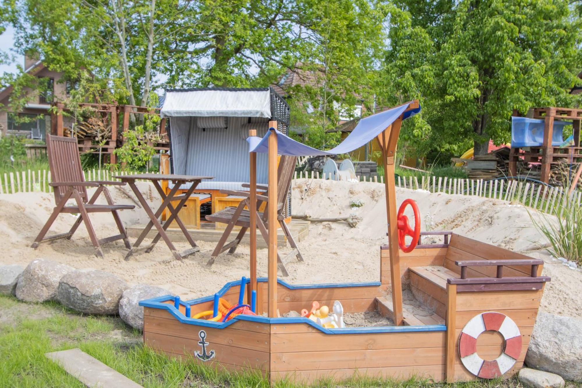 Hostel Oder Ferienwohnung 1-16 Personen Im Blauen Haus Fehmarn Dış mekan fotoğraf